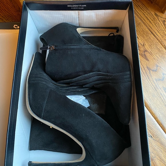 Layered suede ankle bootie by Sergio Rossi. Sz.8 - Picture 2 of 7